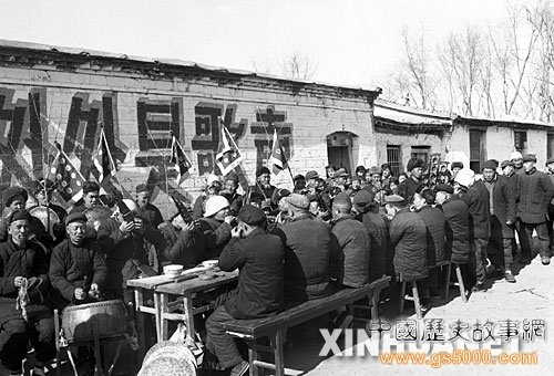 1959年，河北省徐水县商庄人民公社社员用笙、笛等民间传统乐器吹奏乐曲，喜迎春节。