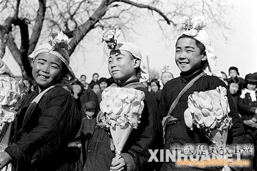 1951年春节，河北省乐亭县朱各庄小学的学生为村民表演秧歌舞。
