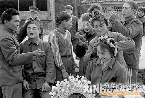 1983年春节，江西省南丰县农民业余采茶剧团的演员正在化装，准备为农民演出。